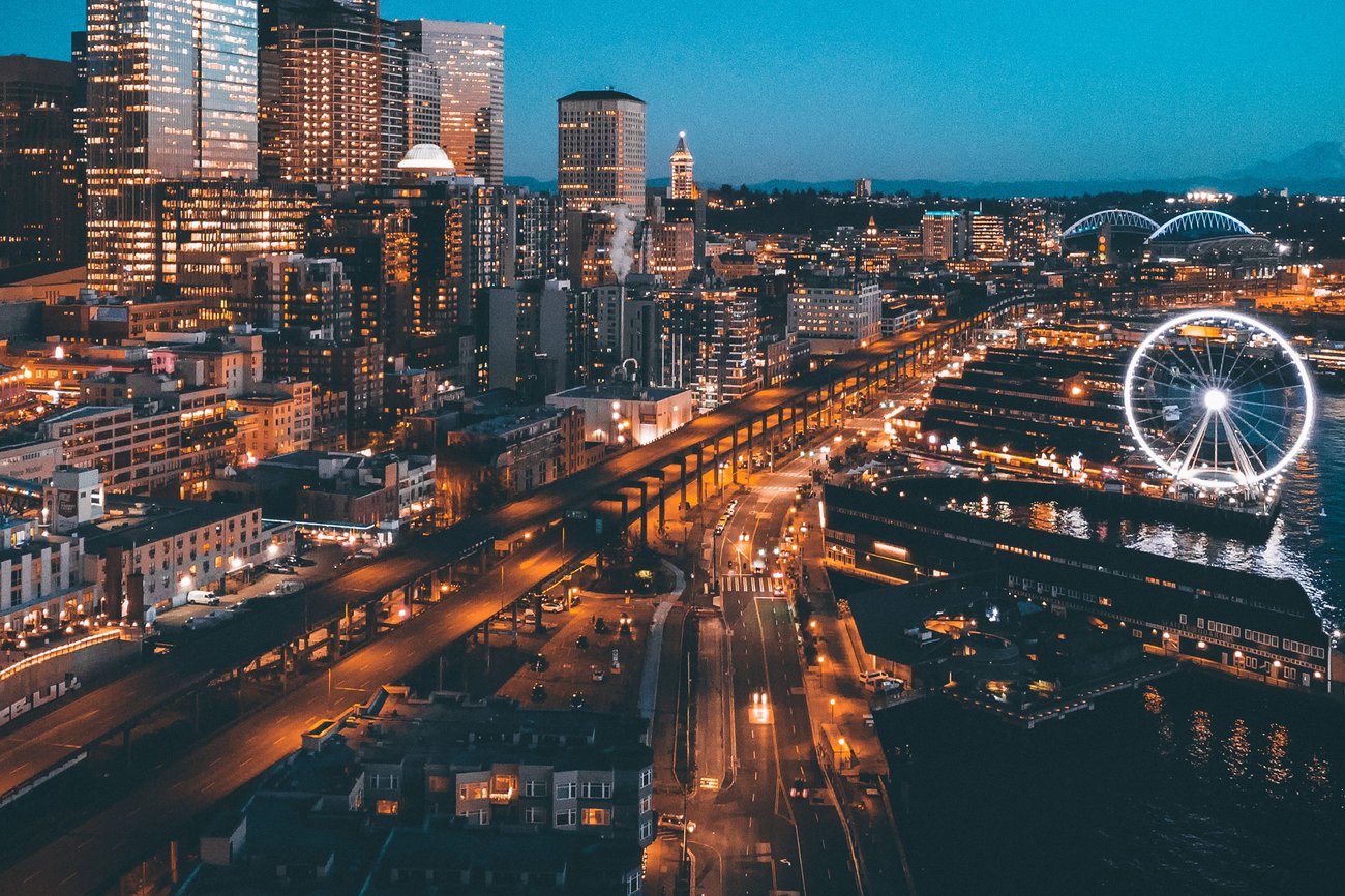 Aerial view of Seattle, Washington in the evening on a JetBlue Vacations Flight + Hotel package