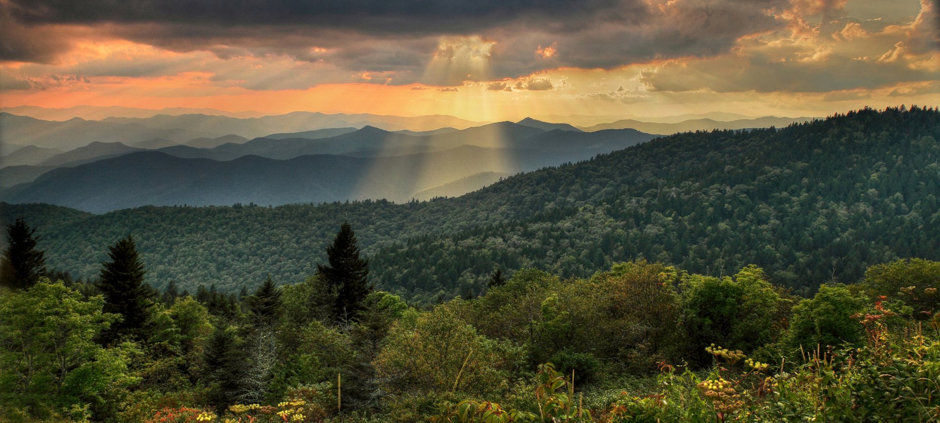 View of mountains at sunset in Asheville, NC on an all inclusive JetBlue Vacations Flight + Hotel package