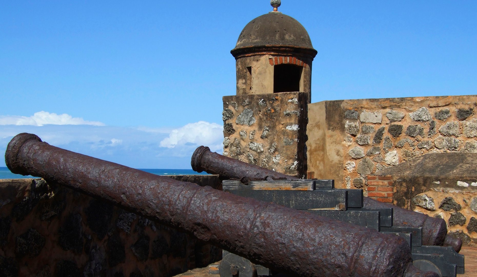 View of cannons at Fort San Felipe in Puerto Plata on a Flight + Hotel all inclusive Caribbean vacation package