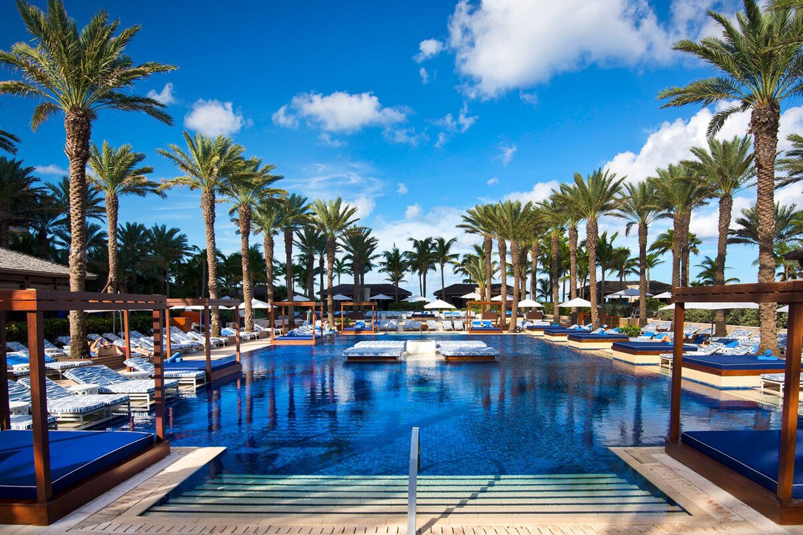 View of The Cove pool and swim up bar at Atlantis Resort on a JetBlue Vacations all inclusive package to the Bahamas