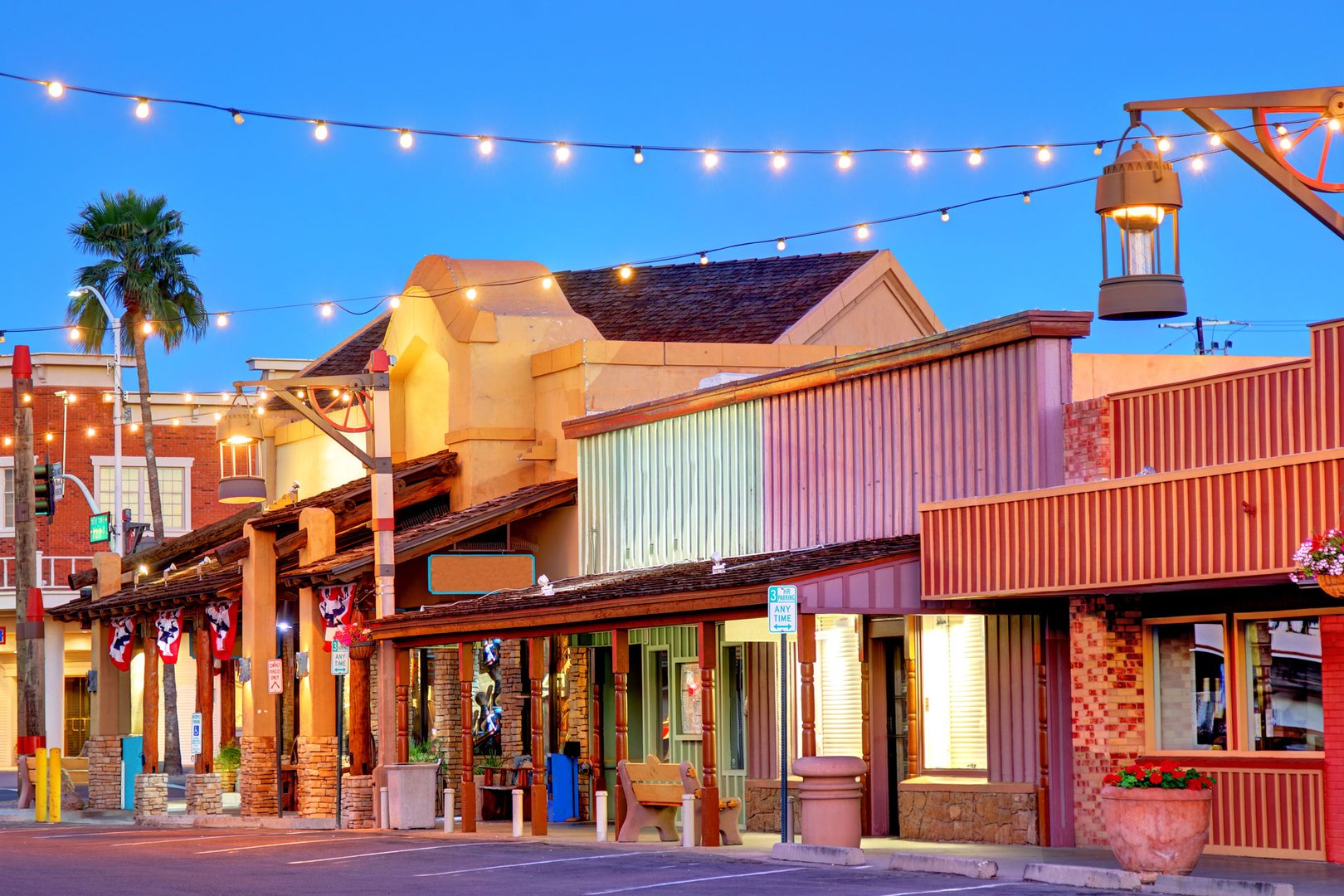 View of storefronts in Scottsdale, Arizona on a Flight + Hotel JetBlue Vacations all inclusive package