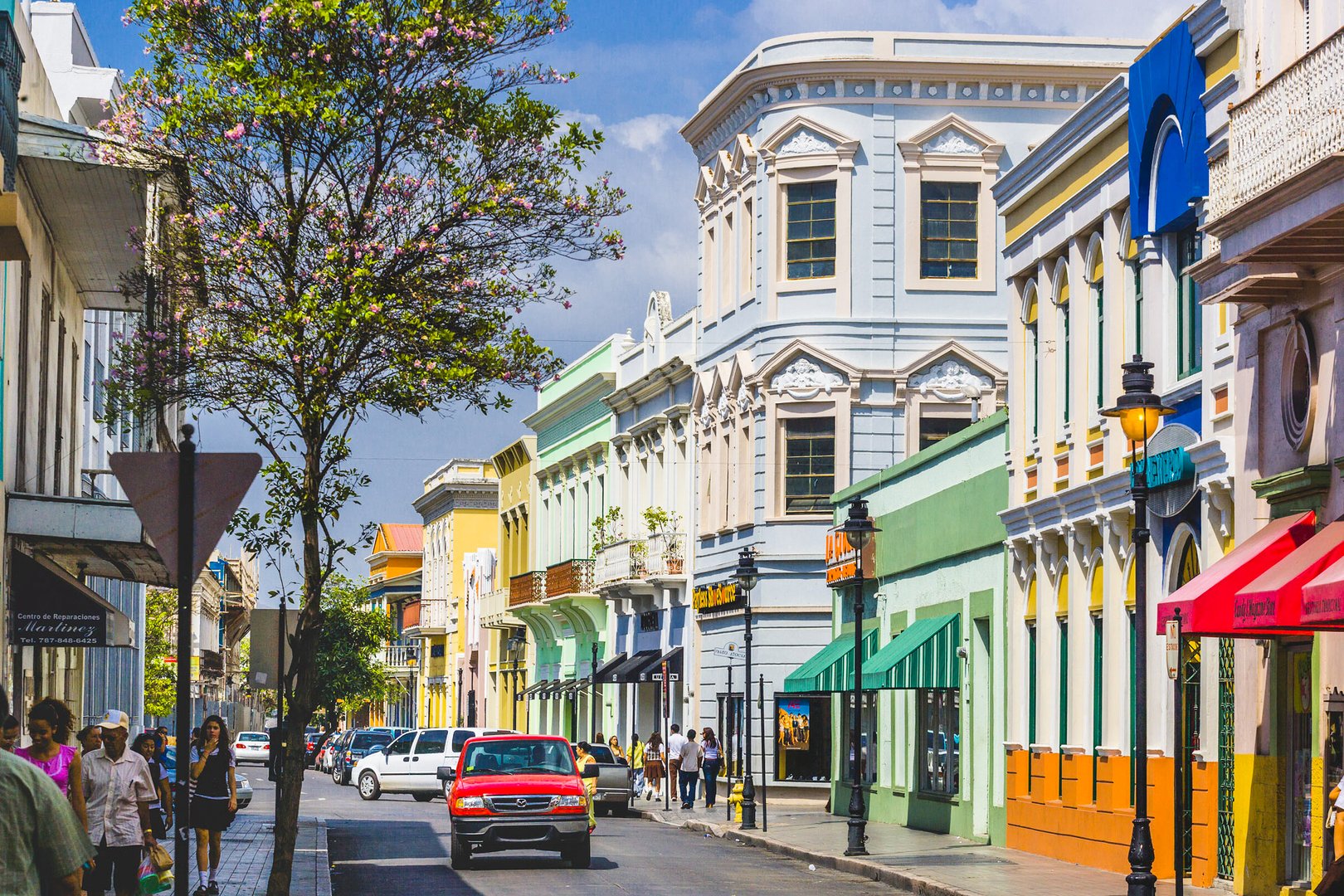 View of people shopping in Ponce, Puerto Rico on a JetBlue Vacations Flight + Hotel all inclusive package